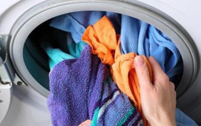 Đóng nắp máy giặt ngay sau khi giặt xong là thói quen không tốt
